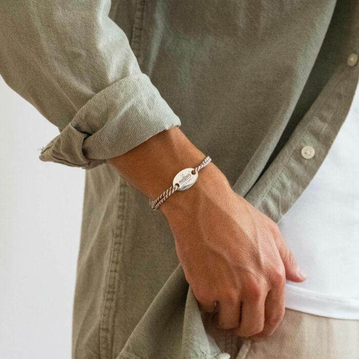 Bracelet Marié personnalisé cordage marin simple médaille gravée argent ovale 25x16 mm - Photo porté Le meilleur reste à venir