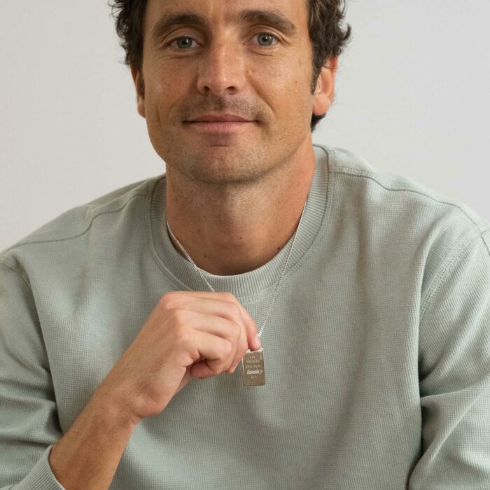 Pendentif Marié personnalisé médaille gravée argent 20x32 mm - Photo portée Veux tu être mon témoin