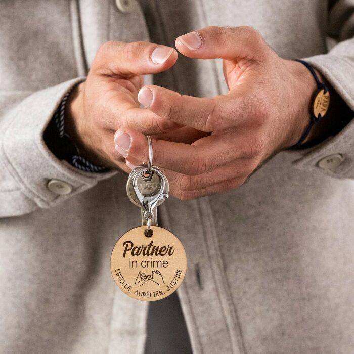 Porte-clés personnalisé gravé bois médaille ronde 50 mm - Marié - Photo ambiance