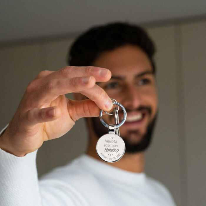 Porte-clés personnalisé gravé acier rond 37 mm - Marié- Photo portée Illustration