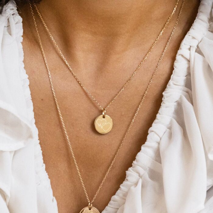 Pendentif personnalisé médaille gravée plaqué or 15 mm - Edition spéciale mariage cœur infini - Photo portée gravure M&R