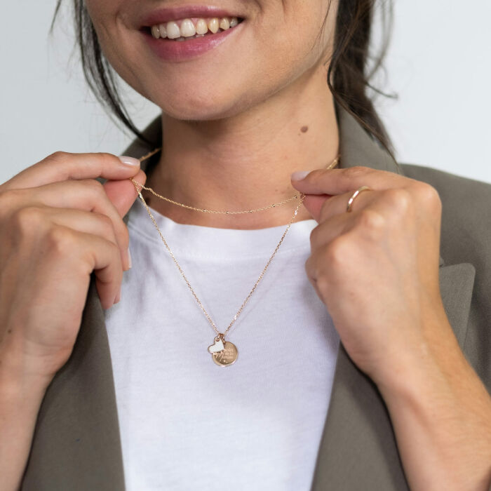 Pendentif Témoin personnalisé médaille gravée plaqué or 15 mm et breloque cœur email 10 mm - Témoin de la mariée