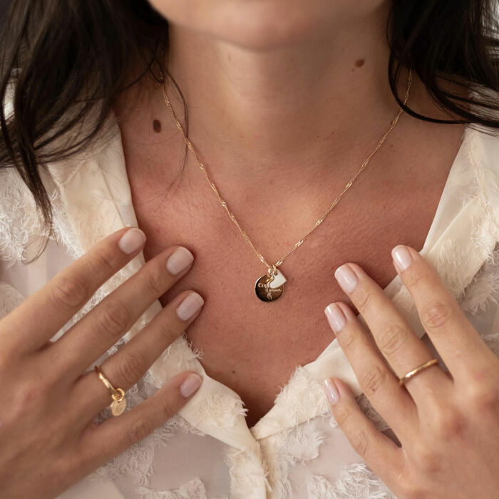 Pendentif Témoin personnalisé médaille gravée plaqué or 15 mm et breloque cœur email 10 mm - Copines d'amour