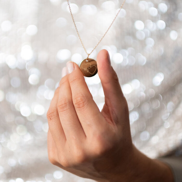 Pendentif personnalisé médaille gravée plaqué or 19 mm - Edition spéciale mariage Cœur Infini - Photo portée gravure M&R