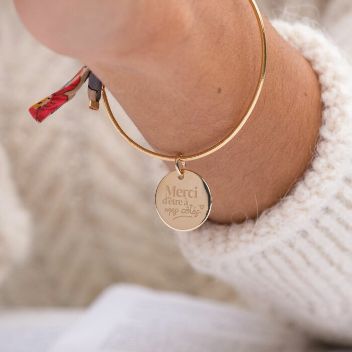 Bracelet Famille des mariés personnalisé jonc plaqué or et cordon Liberty médaille gravée 15 mm - Merci d'être à mes côtés