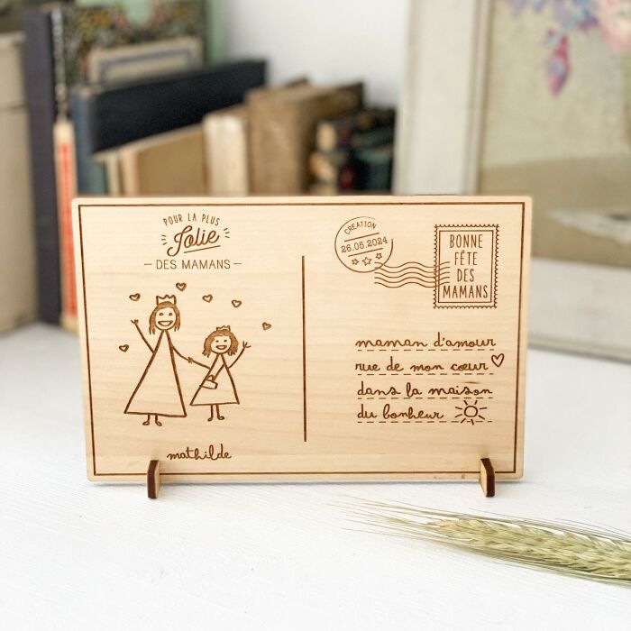 Cadre carte postale maman personnalisé bois gravé 15x10 cm avec support - édition spéciale "Bonne fête maman" - Photo ambiance